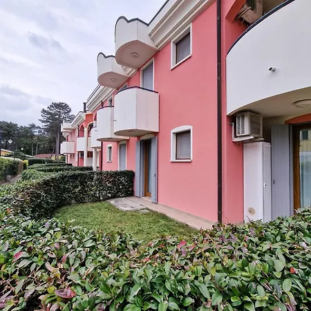 Garden With Pool In Village Apartamento Bibione